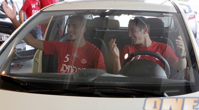 אלרואי כהן ואביחי ידין בודקים מקרוב את הרכב החדש (יוסי ציפקיס)