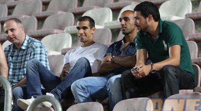 אורי שטרית וגלעד קצב צופים במשחק (עמית מצפה)