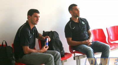 עמאשה ואזולאי מחכים למזוודות (דולב נישליס) עמאשה ואזולאי מחכים למזוודות (דולב נישליס)