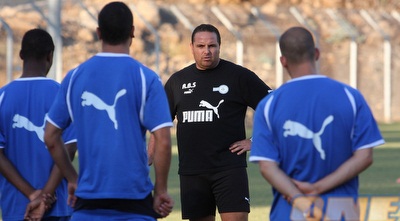 רן בן שמעון מתדרך את השחקנים באימון (עמית מצפה) רן בן שמעון מתדרך את השחקנים באימון (עמית מצפה)