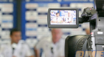 פרננדז והמתורגמן דרך עדשת המצלמה (יניב גונן)