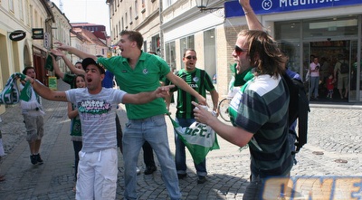 אוהדי מכבי חיפה רוקדים במאריבור (דולב נישליס)