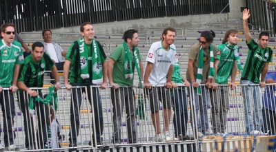 אוהדי חיפה באצטדיון. אלו שנשארו בארץ נצמדו למרקע (דולב נישליס)