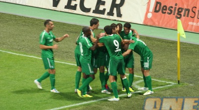 שחקני מכבי חיפה חוגגים יתרון בסלובניה (דולב נישליס) (ONE)