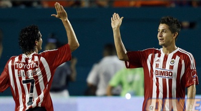 צ&acute;יבאס חוגגת על חשבון ברצלונה (רויטרס)