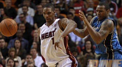 טרבור בוקר במאבק על כדור עם כריס בוש (רויטרס) טרבור בוקר במאבק על כדור עם כריס בוש (רויטרס)