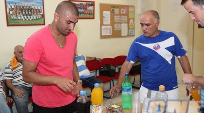 ערן לוי חוגג יום הולדת 26 לאחר האימון (עמית מצפה)