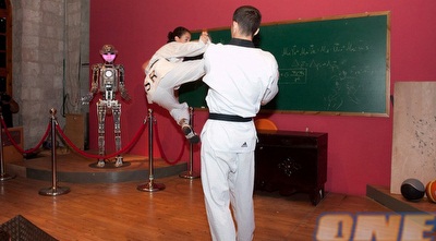 בת אל גטרר מדגימה בעיטת טאקוונדו (ONE) בת אל גטרר מדגימה בעיטת טאקוונדו (ONE)