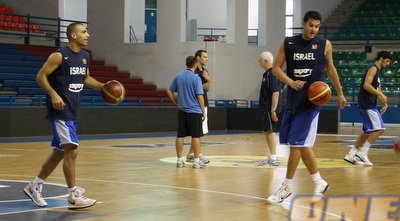 גיא פניני ואפיק ניסים מתאמנים בקפריסין (איגוד הכדורסל)