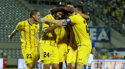 שחקני מכבי תל-אביב חוגגים עם קולאוטי (יוסי ציפקיס) שחקני מכבי תל-אביב חוגגים עם קולאוטי (יוסי ציפקיס)