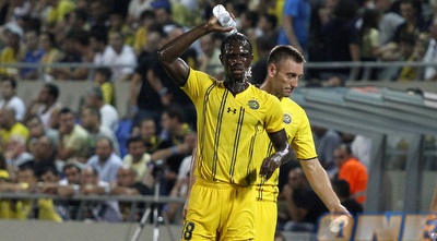 קונאטה מעניק לעצמו מקלחת קלה באמצע המחצית (יוסי ציפקיס) קונאטה מעניק לעצמו מקלחת קלה באמצע המחצית (יוסי ציפקיס)