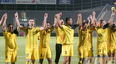 שחקני מכבי מודים לקהל בסיום (יניב גונן)