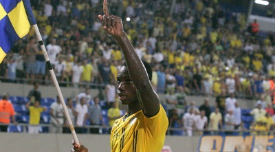 קונאטה חוגג עם דגל (יניב גונן)