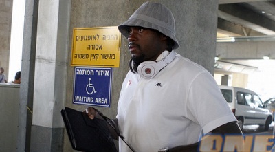 אפולה אדל נוחת בישראל עם הקבוצה (יוסי ציפקיס)