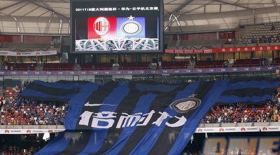 אוהדי אינטר פורסים חולצה של המועדון בבייג´ין (רויטרס)