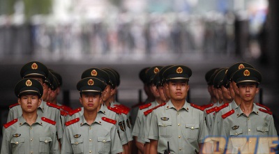 שוטרים סינים מאבטחים את הסופר-קאפ (רויטרס)