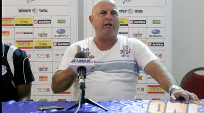 מאיר יצחקי במהלך מסיבת העיתונאים המדוברת (יניב גונן)