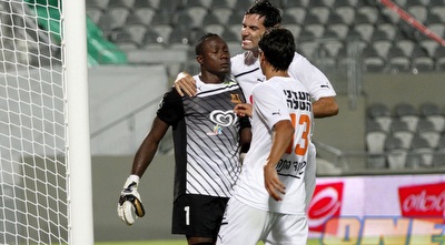 ...ורץ לחבק את אינוגבה אחרי שזה עצר את הפנדל (יוסי ציפקיס)