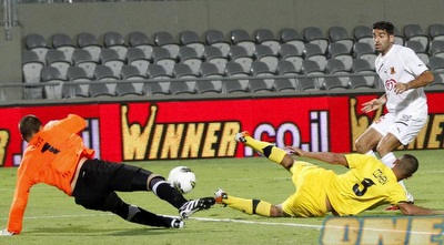 אורי כהן וברק לוי עוצרים את שלו מנשה (יוסי ציפקיס)