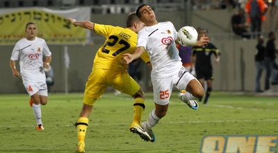 עומר ורד עוצר את שלומי לוי (יוסי ציפקיס)