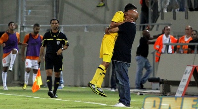 דור מיכה חוגג עם גדי כרמלי (יוסי ציפקיס)