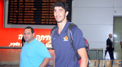 ליאור אליהו מחויך לאחר הנחיתה (משה חרמון)