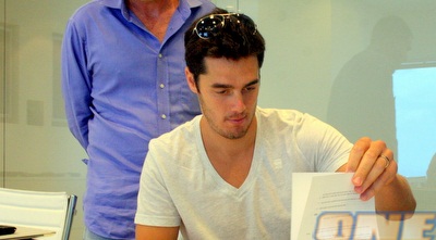 תמיר כהן חותם על החוזה: &qout;חיפה זה מועדון אירופי&qout; (משה חרמון)