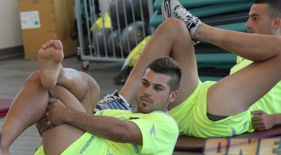 קובי מויאל בפילאטיס. הוריד נעליים ונהנה (גיא בן זיו) קובי מויאל בפילאטיס. הוריד נעליים ונהנה (גיא בן זיו)