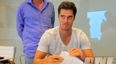 תמיר כהן חותם על החוזה (משה חרמון)