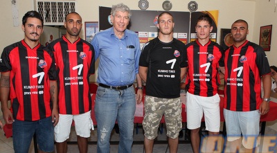 השחקנים עם המדים ועם יואב כץ (עמית מצפה) השחקנים עם המדים ועם יואב כץ (עמית מצפה)