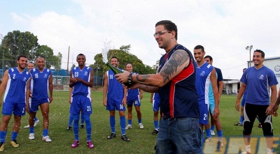 אוהד הפועל פ&qout;ת עם השמפניה, השחקנים מחוייכים (שי לוי)