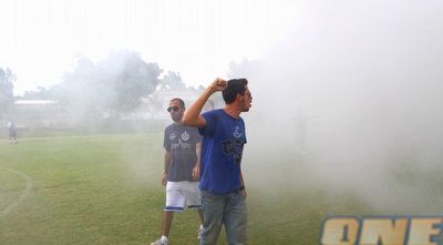 רימון העשן של אוהדי הפועל פ&qout;ת. יש חגיגה (שי לוי)