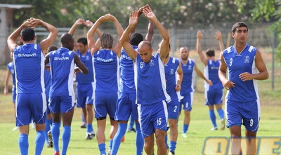 אייל שן ושחקני הפועל פ&qout;ת באימון (שי לוי)