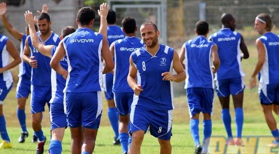 יניב לוזון ושחקני הפועל פ&qout;ת באימון (שי לוי)