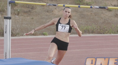 דניאל פרנקל במהלך התחרות. מפרגנת ליריבה (יניב גונן)