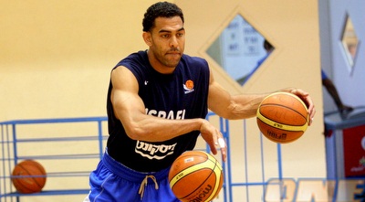 דייויד בלו מנסה להקפיץ שני כדורים (משה חרמון)