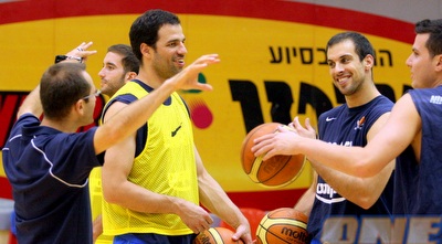 מצב רוח טוב באימון הנבחרת (משה חרמון)