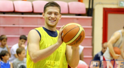 גל מקל. ישתף פעולה עם בצ´ירוביץ´ (משה חרמון) גל מקל. ישתף פעולה עם בצ´ירוביץ´ (משה חרמון)