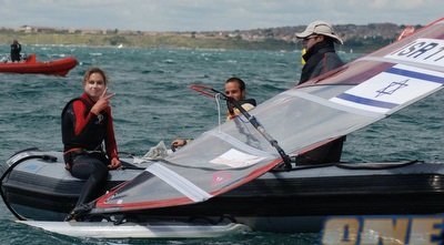 לי קורזיץ´ מסמנת V: 