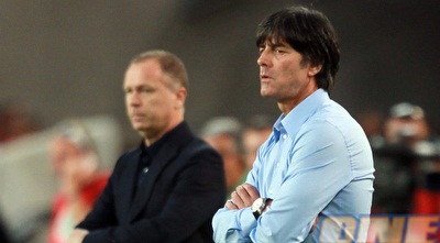 יואכים לאב ומאנו מנזס על הקווים (GettyImages)