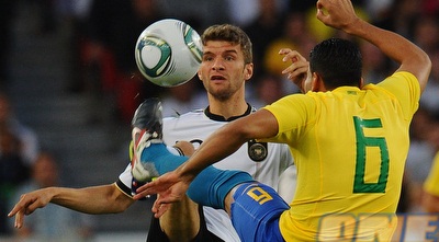 תומאס מולר מול אנדרה סאנטוס (GettyImages)