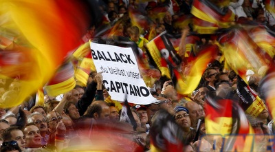 הקהל הגרמני במחווה למיכאל באלאק ביציע (רויטרס)