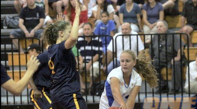 יעל שפיר מול אחותה נעמה (יניב גונן) יעל שפיר מול אחותה נעמה (יניב גונן)