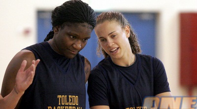 נעמה שפיר. שחקניות הקולג´ תומכות (יניב גונן)