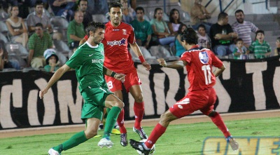 אוהדי קדוסי חוטף את הכדור מסארי פאלח (עמית מצפה)