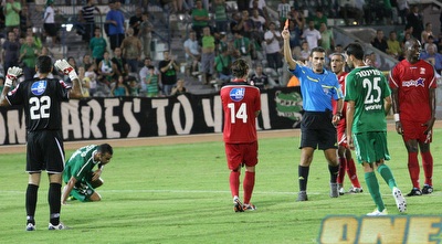 מחמוד קנדיל מקבל כרטיס אדום (עמית מצפה)