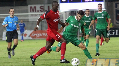 פייר אמבמבה מול אלון תורג´מן בבכורה שלו בירוק (עמית מצפה)