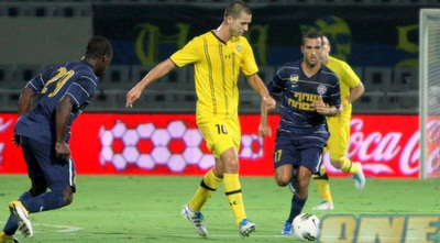 האריס מדוניאנין חולף על פני שגיב כהן (יניב גונן) האריס מדוניאנין חולף על פני שגיב כהן (יניב גונן)