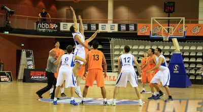 יניב גרין מנתר לכדור (מוטי אקסמיט, איגוד הכדורסל) יניב גרין מנתר לכדור (מוטי אקסמיט, איגוד הכדורסל)