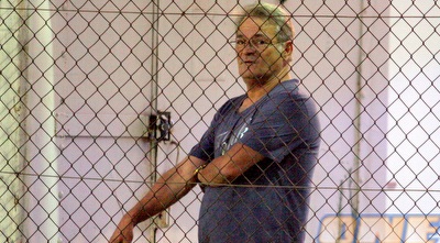 יעקב בוזגלו צופה בבנו באימון (משה חרמון)